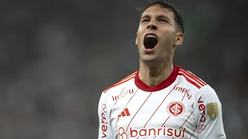 Hugo Mallo jogador do Internacional comemora gol durante partida contra o Fluminense no estádio Maracanã pelo campeonato Libertadores 2023. Lateral pode deixar o clube.