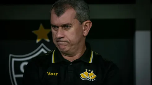 Cláudio Tencati durante confronto contra o Atlético-MG no Campeonato Brasileiro de 2024. Treinador comenta sobre derrota na Copa do Brasil.