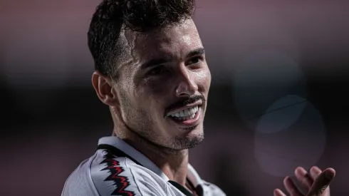 Zeca durante confronto contra o Atlético-GO na Série B de 2023. Jogador está de saída do Vitória.