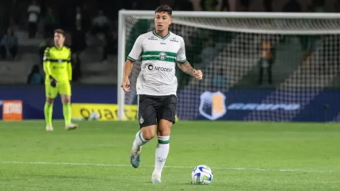 Thiago Dombroski durante confronto contra o Bahia no Campeonato Brasileiro de 2023.