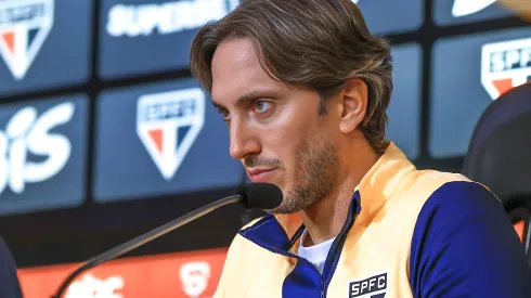 Luis Zubeldía é apresentado como novo técnico do São Paulo. Treinador pode ganhar novo reforço.