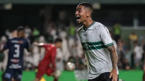 Éberth durante confronto contra o PSTC no Campeonato Paranaense de 2024. Jogador tem situação atualizada no Coritiba.