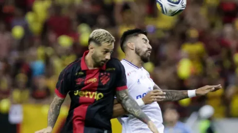 Jogadores do Sport e do Fortaleza disputando a bola no estadio Arena Pernambuco pelo campeonato Copa Do Nordeste 2024. Rafael Vieira/AGIF