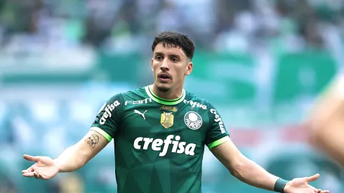 Piquerez jogador do Palmeiras reclama com a arbitragem durante partida contra o Fortaleza no estádio Arena Allianz Parque pelo campeonato Brasileiro A 2023. Lateral não vive um grande momento.