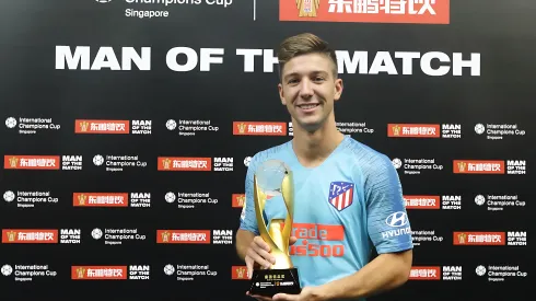 Luciano Vietto of Atletico Madrid is named Man of the Match during the International Champions Cup 2018 match between Atletico Madrid and Arsenal at the National Stadium on July 26, 2018 in Singapore. Atacante deve ir para o Cruzeiro.