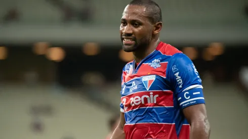 Tinga durante confronto contra o Atlético-GO no Brasileirão de 2021.