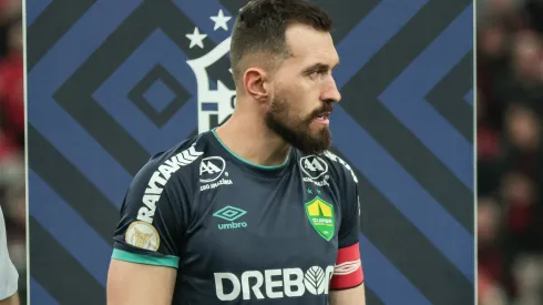 Walter goleiro do Cuiaba durante execucao do hino nacional antes da partida contra o Athletico-PR no estadio Arena da Baixada pelo campeonato Brasileiro A 2023. Goleiro pode ir para um adversário do Timão.