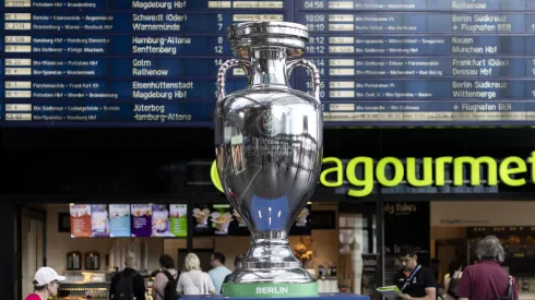 Replica da Taça da Eurocopa exposta em Berlim.