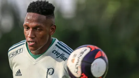 Mina durante treino no CT Academia de Futebol. Zagueiro deve reforçar o Cruzeiro.