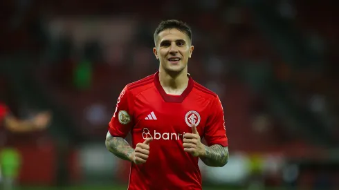 Fabricio Bustos jogador do Internacional durante partida contra o Bragantino no estádio Beira-Rio pelo campeonato Brasileiro A 2023. Lateral é pedido no Alviverde.