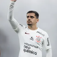 António Oliveira \'chuta críticas\' e pede permanência de Fagner no Corinthians: \'Tem que ficar\'