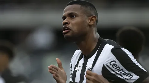 Junior Santos jogador do Botafogo comemora seu gol durante partida contra o Sampaio Corrêa no estádio Engenhão pelo campeonato Carioca 2024. Atleta quer permanecer no clube.
