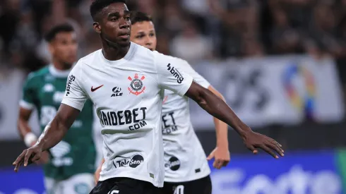 Félix Torres durante confronto contra o Guarani no Campeonato Paulista 2024.