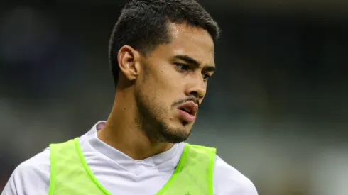 Lucas Oliveira durante aquecimento antes do confronto contra o Fluminense no Campeonato Brasileiro de 2023.