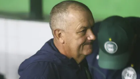 James Freitas terá que remontar o Coxa para o duelo longe de casa.