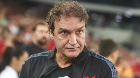 Cuca técnico do Athletico-PR durante partida contra o Londrina no estádio Arena da Baixada pelo campeonato Paranaense 2024. Treinador sofre pressão no clube.