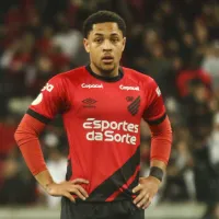 Empresário de Vitor Roque, ex-Athletico-PR, fala sobre futuro do atacante no Barcelona