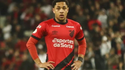 Vitor Roque durante confronto contra o Vasco no Campeonato Brasileiro de 2023. Empresário do jogador falou sobre futuro no Barcelona.