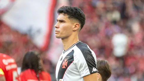 Galdames jogador do Vasco durante partida contra o Athletico-PR no estadio Arena da Baixada pelo campeonato Brasileiro A 2024. Volante foi criticado pela torcida nas redes sociais
