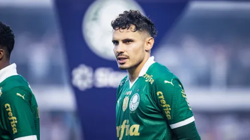 Raphael Veiga jogador do Palmeiras durante partida contra o Santos no estadio Vila Belmiro pelo campeonato Paulista 2024. Meia é cobrado pela torcida