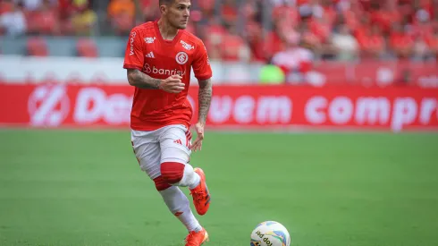 Fabricio Bustos jogador do Internacional durante partida contra o Sao Luiz-RS no estadio Beira-Rio pelo campeonato Gaucho 2024. Argentino deve ficar no clube.
