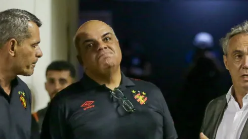 Yuri Romão presidente do Sport conversa com Evandro de Carvalho presidente da Federação Pernambucana de Futebol no estádio Ilha do Retiro antes da partida entre Sport e Atletico/GO pelo campeonato Brasileiro B 2023.