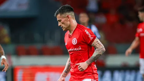 Charles Aranguiz jogador do Internacional durante partida contra o Botafogo no estadio Beira-Rio pelo campeonato Brasileiro A 2023.