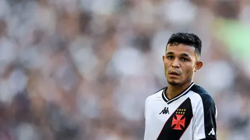 Adson jogador do Vasco durante partida contra o Nova Iguaçu no estádio Maracanã pelo campeonato Carioca 2024. Atacante deve retornar aos jogos.