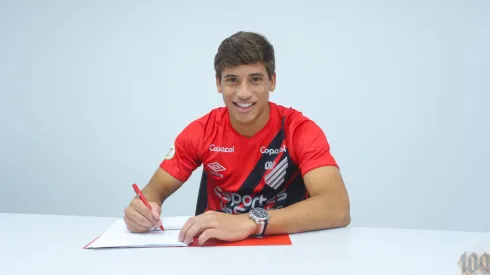 Foto: José Tramontin/athletico.com.br - João Cruz em assinatura do novo contrato com o Athletico-PR.