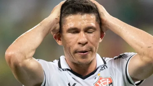 Osvaldo jogador do Vitoria lamenta durante partida contra o Cuiabá na Arena Pantanal pelo campeonato Brasileiro A 2024.