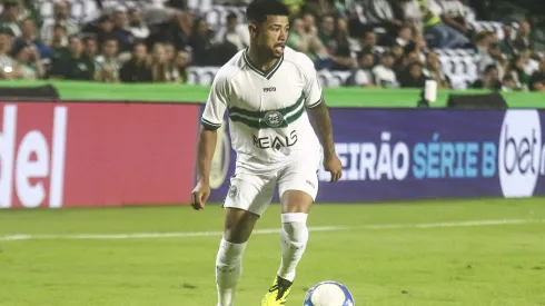 Lucas Ronier durante confronto contra o Sport na Série B de 2024.