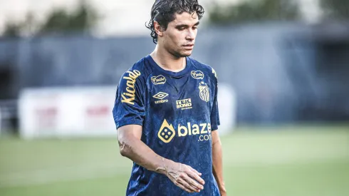 Dodô durante treinamento do Santos. Jogador está na mira do Vitória.