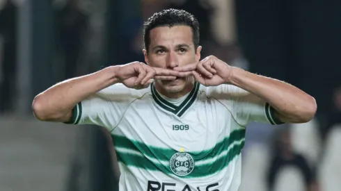 Leandro Damiao jogador do Coritiba comemora seu gol durante partida contra o Ituano no estadio Couto Pereira pelo campeonato Brasileiro B 2024. Robson Mafra/AGIF