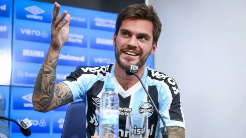 RS - FUTEBOL/APRESENTACAO GREMIO - ESPORTES - Vice-presidente de futebol Paulo Caleffi, apresenta os jogadores Andre Henrique e Nathan como novos reforços do Gremio para a temporada 2023. Meia pode ir para adversário brasileiro.