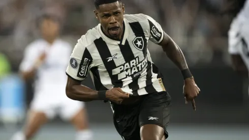 Junior Santos jogador do Botafogo comemora seu gol durante partida contra o LDU no estadio Engenhao pelo campeonato Copa Libertadores 2024