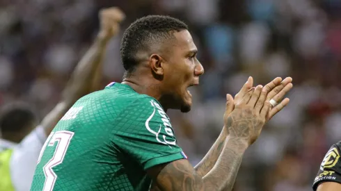 Adriel jogador do Bahia reclama com a arbitragem durante partida contra o Vitoria na Arena Fonte Nova pelo campeonato Baiano 2024.