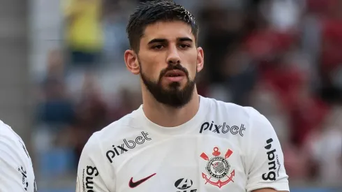 Bruno Méndez jogador do Corinthians durante execução do hino nacional antes da partida contra o Athletico-PR no estádio Arena da Baixada pelo campeonato BRASILEIRO A 2023. Defensor por ir para o Palmeiras.