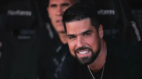 António Oliveira pode receber reforço no Corinthians.