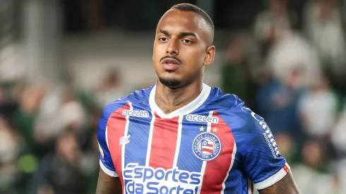 Raul Gustavo jogador do Bahia durante execução do hino nacional antes da partida contra o Coritiba no estádio Couto Pereira pelo campeonato Brasileiro A 2023. Zagueiro foi descartado pelos torcedores.