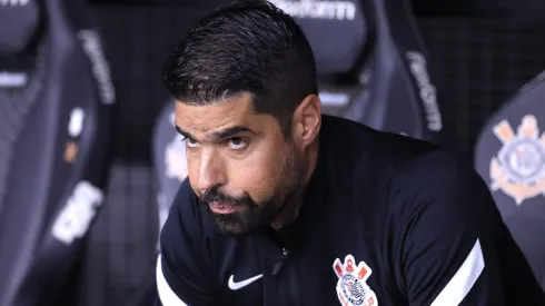 O treinador tem passado por poucas e boas com o Timão.