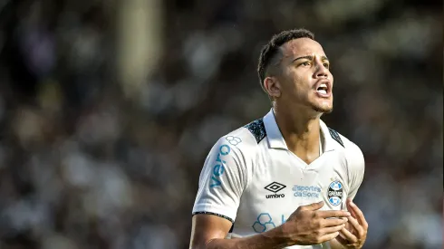 Gustavo Martins é uma das joias do Grêmio - Foto: Thiago Ribeiro/AGIF