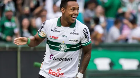 Igor Paixão durante confronto contra o Botafogo no Campeonato Brasileiro de 2022.