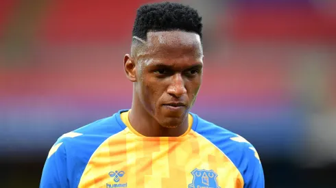 Yerry Mina of Everton looks on prior to the Premier League match between Crystal Palace and Everton at Selhurst Park on September 26, 2020 in London, England. Sporting stadiums around the UK remain under strict restrictions due to the Coronavirus Pandemic as Government social distancing laws prohibit fans inside venues resulting in games being played behind closed doors. Colombiano pode parar na Turquia.