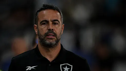 Artur Jorge vem fazendo um grande trabalho no Botafogo - Foto: Thiago Ribeiro/AGIF