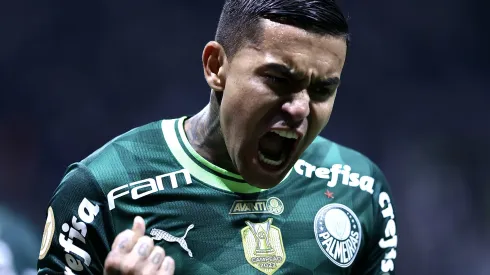 Dudu durante confronto contra o Flamengo no Brasileirão de 2023.