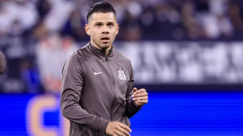 Romero em aquecimento antes do confronto contra o Botafogo no Campeonato Brasileiro de 2024.