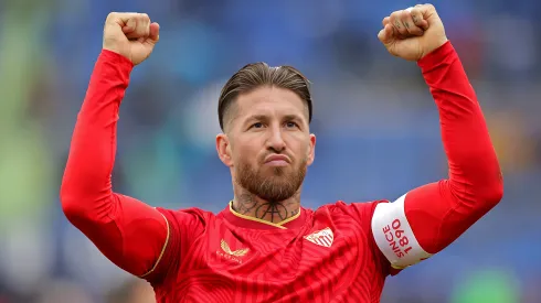 Sergio Ramos of Sevilla FC celebrates following the team's victory during the LaLiga EA Sports match between Getafe CF and Sevilla FC at Coliseum Alfonso Perez on March 30, 2024 in Getafe, Spain. Defensor é desejado pela torcida vascaína.