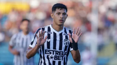 Erick Pulga jogador do Ceará comemora seu gol durante partida contra o Ferroviário no estádio Presidente Vargas (CE) pelo campeonato Cearense 2024. Foto: Lucas Emanuel/AGIF