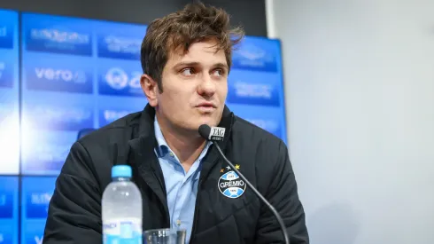 Vice-presidente de futebol Antonio Brum, apresenta o atacante Luan como novo reforço do Gremio para a temporada 2023. Vice virou alvo da torcida.