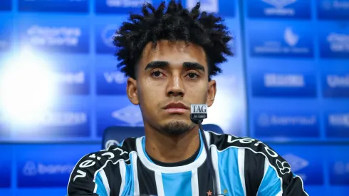 Vice-presidente de futebol Antonio Brum, apresenta o volante Du Queiroz como novo reforço do Gremio para a temporada 2024. Meio-campista virou alvo dos torcedores.